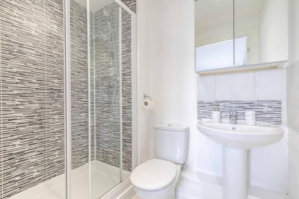 2 Bed & 2 Bath Cosy Apartment Slough- Free Parking Exteriör bild
