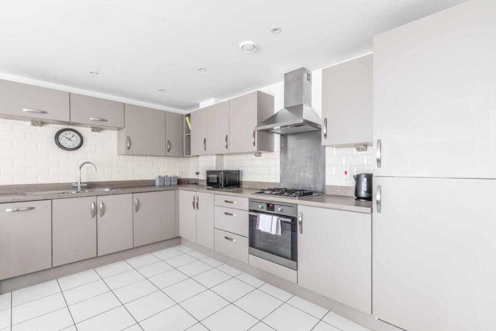 2 Bed & 2 Bath Cosy Apartment Slough- Free Parking Exteriör bild