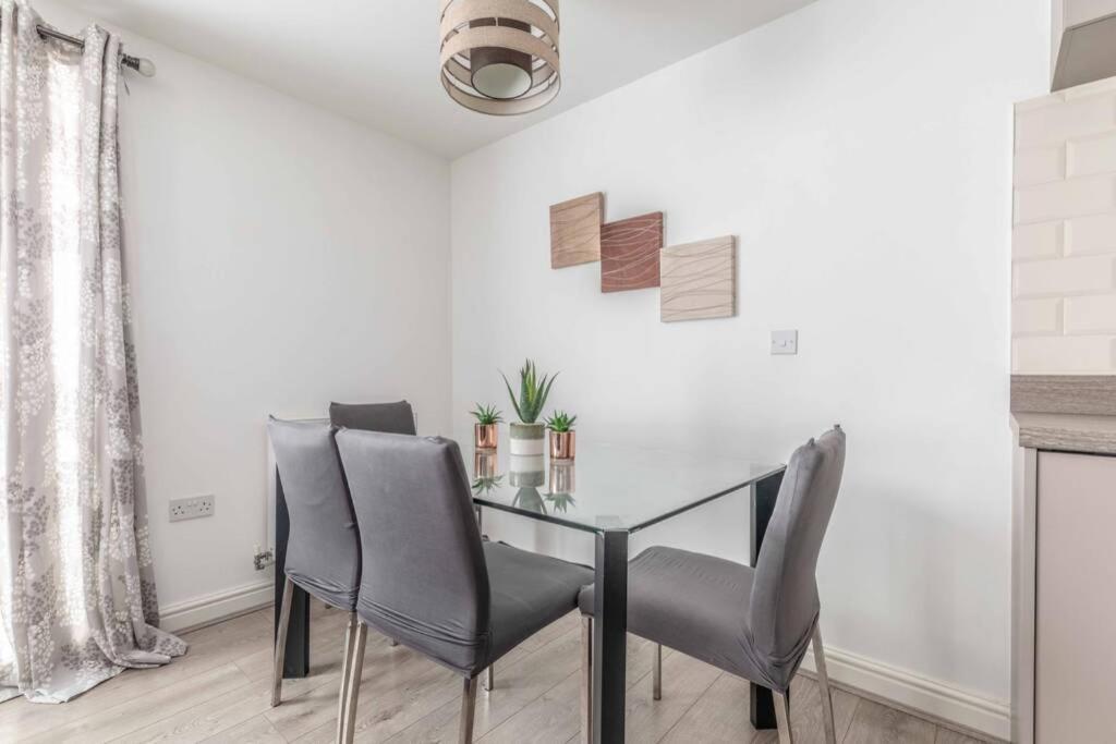 2 Bed & 2 Bath Cosy Apartment Slough- Free Parking Exteriör bild