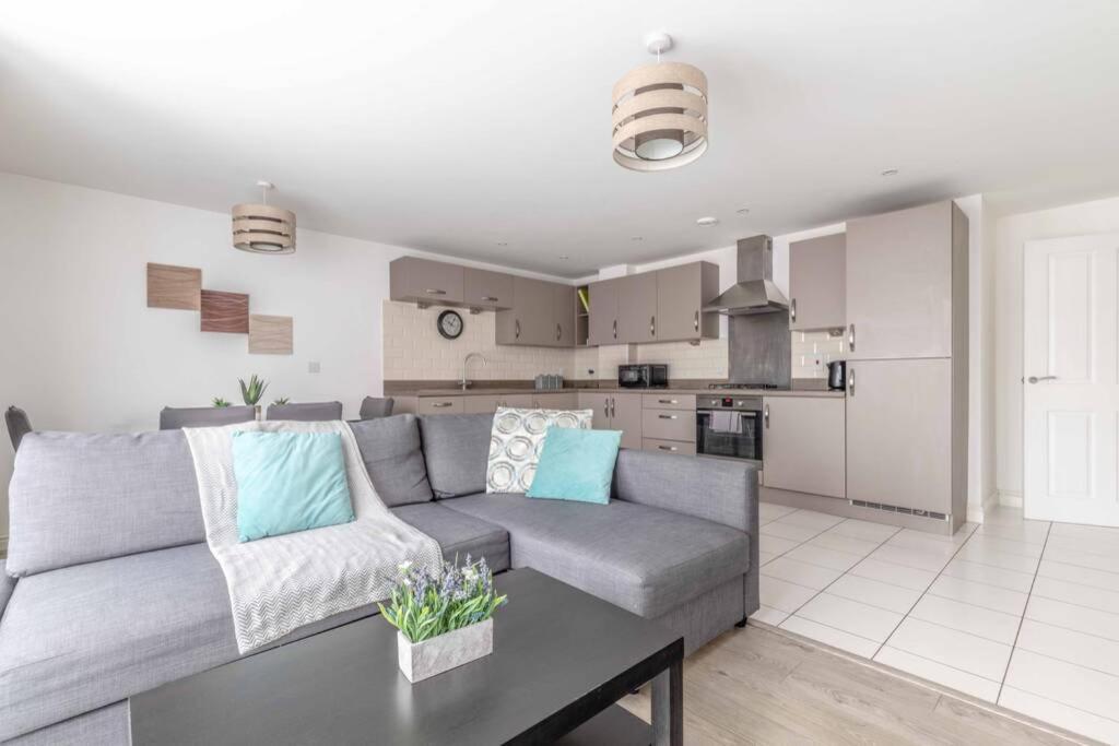 2 Bed & 2 Bath Cosy Apartment Slough- Free Parking Exteriör bild