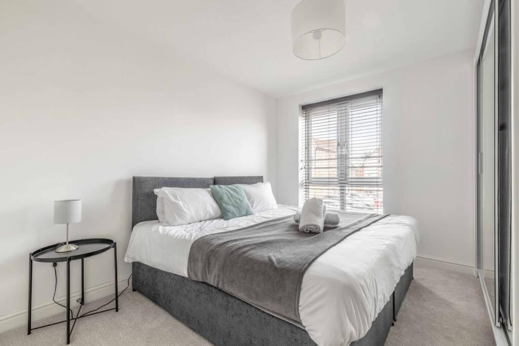 2 Bed & 2 Bath Cosy Apartment Slough- Free Parking Exteriör bild